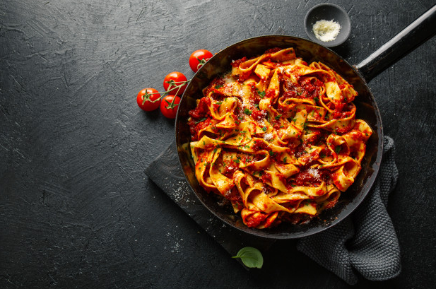 Macarrão ao molho de linguiça Blumenau - Fonte: br.freepik.com